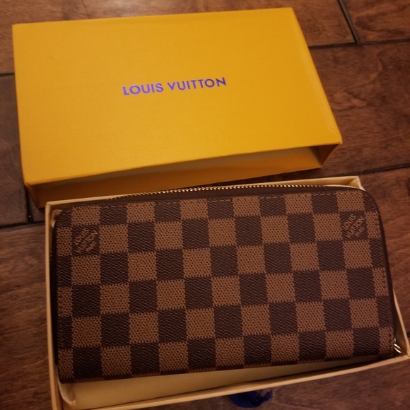 Meet your Posher, Crystal - Picture 2 of 2